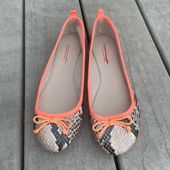 AMERICAN EAGLE OUTFITTERS Snakeskin Flats Shoes Orange Trim Bow Size 7 Comfort - Picture 2 of 8